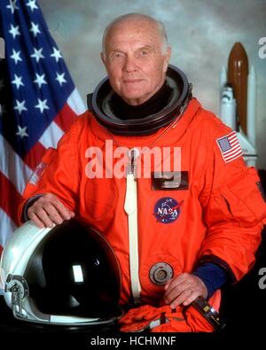 Offizielle NASA-Porträt des US-Senators John H. Glenn Jr. (Demokrat of Ohio) Nutzlastspezialisten für STS-95, aufgenommen in Houston, Texas am 19. Juni 1998. Glenn ist Orange, partielle Drücke Start und Eintrag Anzug tragen. Credit: NASA über CNP /MediaPunch Stockfoto