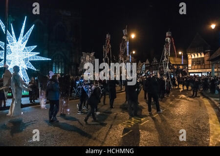 Chester, England. 8. Dezember 2016.  Chester Christmas Parade fährt nach unten St Werburgh Street.  Die Parade ist eine Erholung von Chesters Winter Uhr Parade, die zu Weihnachten im 15. Jahrhundert stattfand. Bildnachweis: Fotan/Alamy Live-Nachrichten Stockfoto