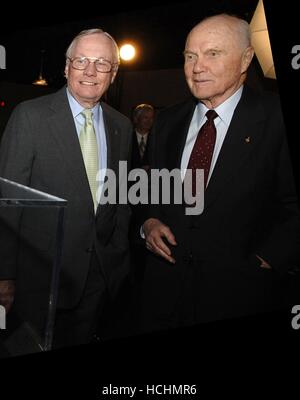 NASA-Administrator Michael Griffin überreichte die NASA Ambassadors of Exploration Auszeichnung an Neil Armstrong (links) auf 18. April 2006 in Cincinnati, Ohio. Rechts ist die ehemalige Preisträger John Glenn. Armstrong erhielt die Auszeichnung, die ein Mondgestein zu erkennen, die Opfer und die Hingabe der Astronauten und andere, die waren Teil der Mercury, Gemini und Apollo-Programme enthält. Ein ehemaliger Marineflieger, NASA-Testpilot und Kommandant von Apollo 11, wurde Armstrong der erste Mensch, der jemals ein Raumschiff auf dem Mond und der erste Schritt auf dem Mond landen. Armstrongs Award erscheint die Cinci Stockfoto