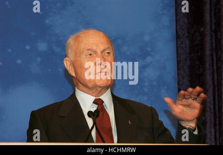 Ehemaliger Astronaut und US-Senator John H. Glenn Jr. (Demokrat von Ohio, im Ruhestand) vergleicht frühen Flug zum Tag Beschäftigungen zu präsentieren, während Adressierung der Masse für Space Day-Aktivitäten an das National Air and Space Museum Steven F. Udvar-Hazy Center in Chantilly, Virginia am 6. Mai 2004 gesammelt. Seine Worte kamen kurz vor der Präsentation der NASA 2004 Klasse der Astronaut Kandidaten. Obligatorische Credit: Renee Bouchard/NASA über CNP /MediaPunch Stockfoto