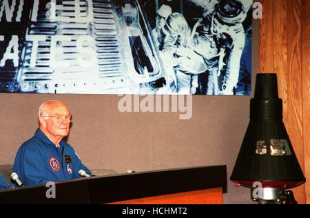 STS-95 Nutzlast-Spezialist John H. Glenn Jr., ein Senator aus Ohio und einer der ursprünglichen sieben Projekt Mercury Astronauten beteiligt sich an einer Medienorientierung im Kennedy Space Center Presse Website Auditorium am 8. November 1998 vor der Rückkehr in das Johnson Space Center in Houston, Texas. Die Mission STS-95 endete mit der Landung am Kennedy Space Center Shuttle Landing Facility am 7. November um 12:04 Uhr EST. Auch die Teilnahme an der Besprechung wurden die anderen Besatzungsmitglieder der STS-95: Mission Kommandant Curtis L. Brown Jr.; Pilot Steven W. Lindsey; Missionsspezialist und Nutzlast Kommandant Stephen K. Robi Stockfoto