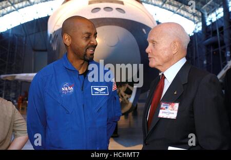 Ehemaliger Astronaut und US-Senator John H. Glenn Jr. (Demokrat von Ohio, im Ruhestand) spricht mit Robert L. (Bobby) Satcher Jr. von der NASA 2004 Astronaut Klasse, mit dem Space Shuttle Enterprise im Hintergrund während der Space Day-Aktivitäten an das National Air and Space Museum Steven F. Udvar-Hazy Center in Chantilly, Virginia am 6. Mai 2004.Mandatory Credit: Renee Bouchard/NASA über CNP /MediaPunch Stockfoto