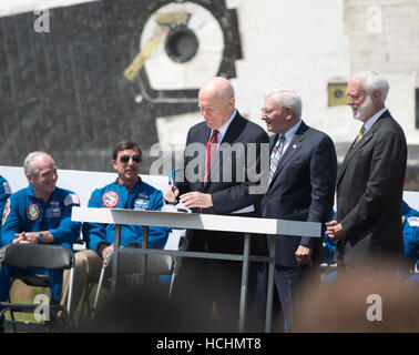 Der ehemalige US-Senator John H. Glenn signiert Dokumente bei der Zeremonie, wo das Space Shuttle Discovery signiert ist, über das Space Shuttle Enterprise bei der Smithsonian Institution Steven F. Udvar-Hazy Center in Chantilly, Virginia auf Donnerstag, 19. April 2012 zu ersetzen. Bildnachweis: Ron Sachs/CNP. (Einschränkung: keine New York oder New Jersey Zeitungen oder Zeitungen im Umkreis 75 Meilen von New York City) /MediaPunch Stockfoto