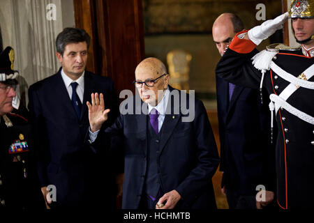 Rom, Italien. 8. Dezember 2016. Italienischer Staatspräsident und Senator Giorgio Napolitano (C) Blätter am Ende des ersten Tages der Konsultationen mit den italienischen Präsidenten Sergio Mattarella im Palazzo Quirinale in Rom, Italien, 8. Dezember 2016. Italiens Premier Matteo Renzi übergab offiziell seinen Rücktritt Mattarella nach den Haushalt des Landes 2017 im Senat verabschiedet wurde. Der Rücktritt hat jetzt den Weg für den Präsidenten zu starten eine Gesprächsrunde mit allen Parteiführern um einen neuen Premierminister zu nennen, und eine Übergangsregierung bilden. © Jin Yu/Xinhua/Alamy Live-Nachrichten Stockfoto