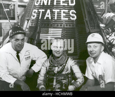 Gruppiert zusammen mit Astronaut John H. Glenn, Jr., neben "Friendship 7" Raumschiff sind von links nach rechts: T.J. O'Malley, Chef-Test-Dirigent für General Dynamics; Glenn; und Paul Donnell in Cape Canaveral, Florida am 24. Januar 1962.Credit: NASA über CNP /MediaPunch Stockfoto