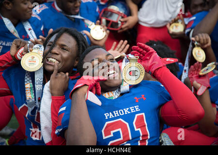 Orlando, Florida, USA. 8. Dezember 2016. Pahokee Blue Devils Deonte Nelson (17) und Archie Johnson (21) feiern Sieg über Baker Gators in FHSAA Klasse 1A Zustand-Fußball-Europameisterschaft im Camping World Stadium in Orlando, Florida am 8. Dezember 2016. © Allen Eyestone/der Palm Beach Post/ZUMA Draht/Alamy Live-Nachrichten Stockfoto