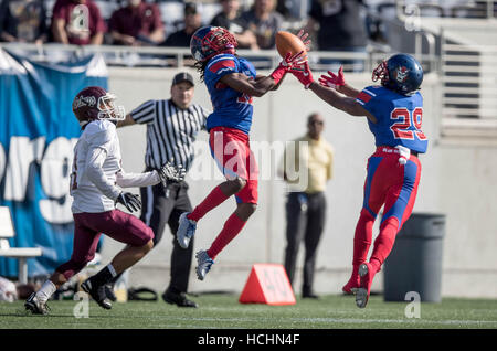 Orlando, Florida, USA. 8. Dezember 2016. Pahokee Blue Devils Tyquez Clervan (12) fängt einen Pass für Baker Gators Derek Völker (11) bestimmt in FHSAA Klasse 1A Zustand-Fußball-Europameisterschaft im Camping World Stadium in Orlando, Florida am 8. Dezember 2016. © Allen Eyestone/der Palm Beach Post/ZUMA Draht/Alamy Live-Nachrichten Stockfoto