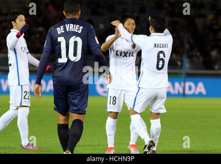 Yokohama, Japan. 8. Dezember 2016. Japans Kashima Antlers Shuhei Akasaki (#18) wird von seinem Teamkollegen Ryota Nagaki (6) gefeiert, nachdem er ein gegen neue Zealnad Auckland City am Opeing Spiel der FIFA-Klub-Weltmeisterschaft Japan in Yokohama, vorstädtischen Tokio auf Donnerstag, 8. Dezember 2016 Tor. Kashima besiegte Auckland 2-1. © Yoshio Tsunoda/AFLO/Alamy Live-Nachrichten Stockfoto