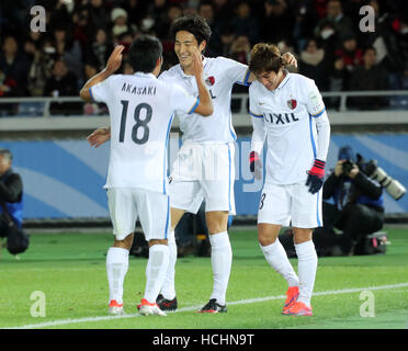 Yokohama, Japan. 8. Dezember 2016. Japans Kashima Antlers Mu Kanazaki (C) wird von seinem Teamkollegen Shuhei Akasaki (#18) gefeiert, nachdem er ein gegen neue Zealnad Auckland City am Opeing Spiel der FIFA-Klub-Weltmeisterschaft Japan in Yokohama, vorstädtischen Tokio auf Donnerstag, 8. Dezember 2016 Tor. Kashima besiegte Auckland 2-1. © Yoshio Tsunoda/AFLO/Alamy Live-Nachrichten Stockfoto