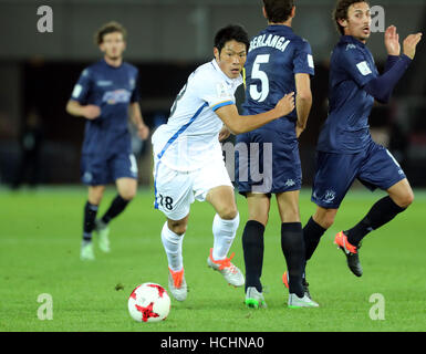 Yokohama, Japan. 8. Dezember 2016. Japans Kashima Antlers Shuhei Akasaki (C) kämpft den Ball gegen neue Zealnad Auckland City Spieler beim Opeing Spiel der FIFA-Klub-Weltmeisterschaft Japan in Yokohama, vorstädtischen Tokio auf Donnerstag, 8. Dezember 2016. Kashima besiegte Auckland 2-1. © Yoshio Tsunoda/AFLO/Alamy Live-Nachrichten Stockfoto