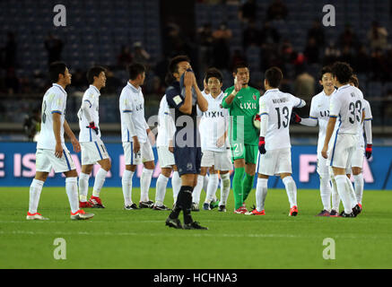 Yokohama, Japan. 8. Dezember 2016. Japans Kashima Antlers Spieler feiern ihren Sieg gegen neue Zealnad Auckland City am Opeing Spiel der FIFA-Klub-Weltmeisterschaft Japan in Yokohama, vorstädtischen Tokio auf Donnerstag, 8. Dezember 2016. Kashima besiegte Auckland 2-1. © Yoshio Tsunoda/AFLO/Alamy Live-Nachrichten Stockfoto