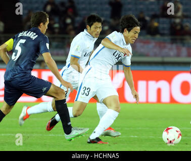 Yokohama, Japan. 8. Dezember 2016. Japans Kashima Antlers Mu Kanazaki (R) kämpft den Ball gegen neue Zealnad Auckland City Engel Berlanga (L) am Opeing Spiel der FIFA-Klub-Weltmeisterschaft Japan in Yokohama, vorstädtischen Tokio auf Donnerstag, 8. Dezember 2016. Kashima besiegte Auckland 2-1. © Yoshio Tsunoda/AFLO/Alamy Live-Nachrichten Stockfoto