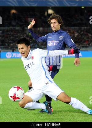 Yokohama, Japan. 8. Dezember 2016. Japans Kashima Antlers Yasushi Endo (L) kämpft den Ball gegen neue Zealnad Auckland Stadt Albert Riera beim Opeing Spiel der FIFA-Klub-Weltmeisterschaft Japan in Yokohama, vorstädtischen Tokio auf Donnerstag, 8. Dezember 2016. Kashima besiegte Auckland 2-1. © Yoshio Tsunoda/AFLO/Alamy Live-Nachrichten Stockfoto