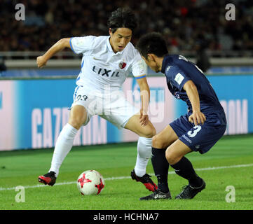 Yokohama, Japan. 8. Dezember 2016. Japans Kashima Antlers Mu Kanazaki (L) kämpft den Ball gegen neue Zealnad Auckland City Takuya Iwata am Opeing Spiel der FIFA-Klub-Weltmeisterschaft Japan in Yokohama, vorstädtischen Tokio auf Donnerstag, 8. Dezember 2016. Kashima besiegte Auckland 2-1. © Yoshio Tsunoda/AFLO/Alamy Live-Nachrichten Stockfoto