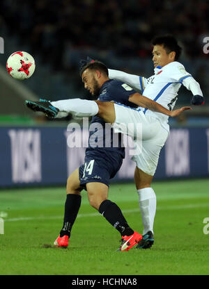 Yokohama, Japan. 8. Dezember 2016. Japans Kashima Antlers Yasushi Endo (R) kämpft den Ball gegen neue Zealnad Auckland City Clayton Lewis am Opeing Spiel der FIFA-Klub-Weltmeisterschaft Japan in Yokohama, vorstädtischen Tokio auf Donnerstag, 8. Dezember 2016. Kashima besiegte Auckland 2-1. © Yoshio Tsunoda/AFLO/Alamy Live-Nachrichten Stockfoto