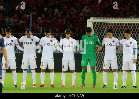 Yokohama, Japan. 8. Dezember 2016. Japans Kashima Antlers Spieler beten in Stille für die Opfer des Flugzeugabsturzes, die Spieler und Mitarbeiter von der brasilianischen Nationalmannschaft Associacao Chapecoense de Futebo vor dem Opeing Spiel der FIFA-Klub-Weltmeisterschaft Japan in Yokohama, vorstädtischen Tokio auf Donnerstag, 8. Dezember 2016 enthalten. Kashima besiegte Auckland 2-1. © Yoshio Tsunoda/AFLO/Alamy Live-Nachrichten Stockfoto