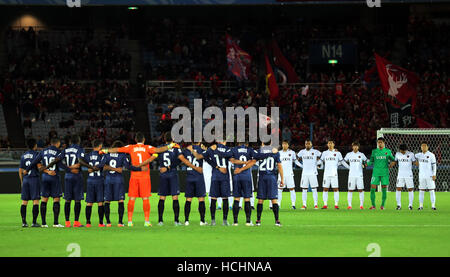 Yokohama, Japan. 8. Dezember 2016. Japans Kashima Antlers Spieler (R) und New Zealand Auckland City Spieler (L) beten in Stille für die Opfer des Flugzeugabsturzes, die Spieler und Mitarbeiter aus dem brasilianischen Team Associacao Chapecoense de Futebo vor dem Opeing Spiel der FIFA-Klub-Weltmeisterschaft Japan in Yokohama, vorstädtischen Tokio auf Donnerstag, 8. Dezember 2016 enthalten. Kashima besiegte Auckland 2-1. © Yoshio Tsunoda/AFLO/Alamy Live-Nachrichten Stockfoto