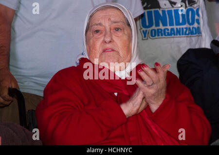 Buenos Aires, Argentinien. 8. Dezember 2016. Hebe de Bonafini während der Madres de Plaza de Mayo´s parade auf der Plaza de Mayo in Buenos Aires, Argentinien-Credit: Néstor J. Beremblum/Alamy Live News Stockfoto