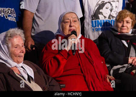 Buenos Aires, Argentinien. 8. Dezember 2016. Hebe de Bonafini während der Madres de Plaza de Mayo´s parade auf der Plaza de Mayo in Buenos Aires, Argentinien-Credit: Néstor J. Beremblum/Alamy Live News Stockfoto