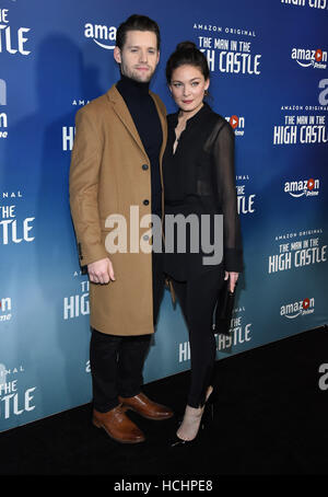 West Hollywood, Kalifornien, USA. 8. Dezember 2016. Luke Kleintank und Alexa Davalos kommt für die Premiere von Amazons 2. Staffel von "Der Mann In The High Castle" im Pacific Design Center. Bildnachweis: Lisa O'Connor/ZUMA Draht/Alamy Live-Nachrichten Stockfoto