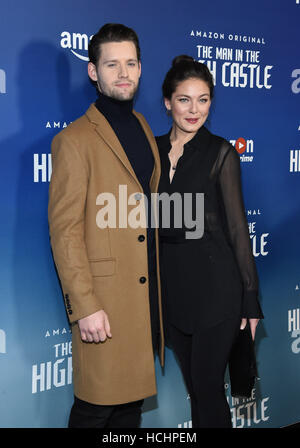 West Hollywood, Kalifornien, USA. 8. Dezember 2016. Luke Kleintank und Alexa Davalos kommt für die Premiere von Amazons 2. Staffel von "Der Mann In The High Castle" im Pacific Design Center. Bildnachweis: Lisa O'Connor/ZUMA Draht/Alamy Live-Nachrichten Stockfoto