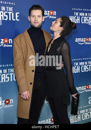 West Hollywood, Kalifornien, USA. 8. Dezember 2016. Luke Kleintank und Alexa Davalos kommt für die Premiere von Amazons 2. Staffel von "Der Mann In The High Castle" im Pacific Design Center. Bildnachweis: Lisa O'Connor/ZUMA Draht/Alamy Live-Nachrichten Stockfoto