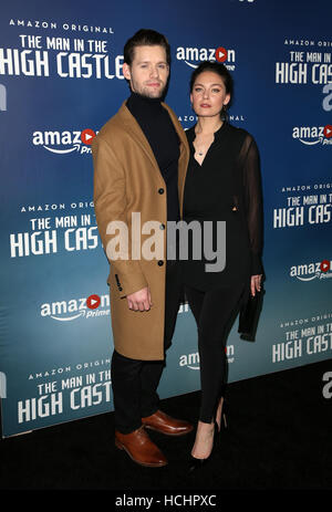 West Hollywood, CA. 8. Dezember 2016. Luke Kleintank, Alexa Davalos, bei Premiere von Amazons "Mann im Hochschloss" Staffel 2 im Pacific Design Center in Kalifornien am 8. Dezember 2016. Bildnachweis: Faye lernen/Medien Punch/Alamy Live-Nachrichten Stockfoto