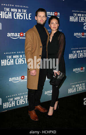 West Hollywood, CA. 8. Dezember 2016. Luke Kleintank, Alexa Davalos, bei Premiere von Amazons "Mann im Hochschloss" Staffel 2 im Pacific Design Center in Kalifornien am 8. Dezember 2016. Bildnachweis: Faye lernen/Medien Punch/Alamy Live-Nachrichten Stockfoto