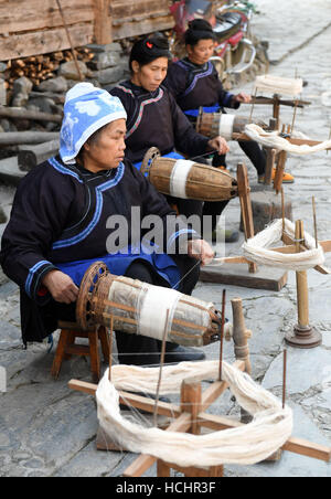 Rongjiang, Chinas Provinz Guizhou. 8. Dezember 2016. Dorfbewohner spin Baumwollgarn Dali Dong-Camp in Rongjiang County, Südwesten Chinas Provinz Guizhou, 8. Dezember 2016. Alten Gebäude in Dali Dong Camp, die alle mit Holzkonstruktionen der Zapfen- und verzapfen bestehen, wurden als wichtige Kulturdenkmal Einheit unter Staatsschutz 2013 aufgelistet. © Lu Bo'an/Xinhua/Alamy Live-Nachrichten Stockfoto