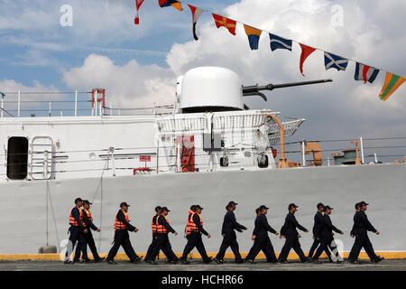 Manila, Philippinen. 9. Dezember 2016. Mitglieder der philippinischen Marine März vor der neu erworbenen BRP Andres Bonifacio (FF17) bei der Ankunft an der philippinische Küstenwache Hauptsitz Pier 13 in Manila, Philippinen, 9. Dezember 2016. Die BRP Andres Bonifacio ist die ehemalige Boutwell Wetter hohe Ausdauer Cutter (WHEC) und wurde von der United States Coast Guard übernommen. Bildnachweis: Rouelle Umali/Xinhua/Alamy Live-Nachrichten Stockfoto