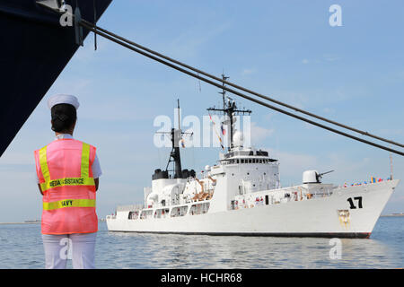 Manila, Philippinen. 9. Dezember 2016. Ein Mitglied der philippinischen Marine befasst sich mit der neu erworbenen BRP Andres Bonifacio (FF17) wie es an die Philippine Coast Guard Headquarters Pier 13 in Manila, Philippinen, 9. Dezember 2016 dockt. Die BRP Andres Bonifacio ist die ehemalige Boutwell Wetter hohe Ausdauer Cutter (WHEC) und wurde von der United States Coast Guard übernommen. Bildnachweis: Rouelle Umali/Xinhua/Alamy Live-Nachrichten Stockfoto