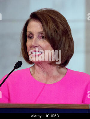 Washington, uns. 8. Dezember 2016. United States House Minority Leader Nancy Pelosi (Demokrat of California) macht Bemerkungen bei der Zeremonie wo befindet sich das offizielle Porträt von US Senate Minority Leader Harry Reid (Demokrat von Nevada), in der Kennedy-Caucus-Raum auf dem Capitol Hill in Washington, DC auf Donnerstag, 8. Dezember 2016 vorgestellt werden. Bildnachweis: Ron Sachs/CNP - NO-Draht-SERVICE - Foto: Ron Sachs/Consolidated/Dpa/Alamy Live News Stockfoto