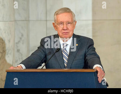 Washington, uns. 8. Dezember 2016. United States Senate Minority Leader Harry Reid (Demokrat von Nevada) macht Bemerkungen bei der Zeremonie an seine offizielle Porträt soll in der Kennedy-Caucus-Raum auf dem Capitol Hill in Washington, DC auf Donnerstag, 8. Dezember 2016 vorgestellt werden. Bildnachweis: Ron Sachs/Consolidated/Dpa - NO-Draht-SERVICE - Foto: Ron Sachs/Consolidated News Fotos/Ron Sachs - CNP/Dpa/Alamy Live News Stockfoto