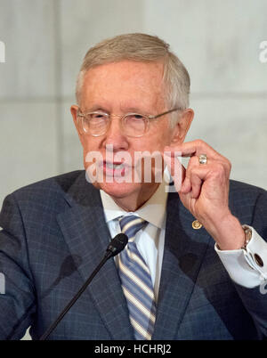 Washington, uns. 8. Dezember 2016. United States Senate Minority Leader Harry Reid (Demokrat von Nevada) macht Bemerkungen bei der Zeremonie an seine offizielle Porträt soll in der Kennedy-Caucus-Raum auf dem Capitol Hill in Washington, DC auf Donnerstag, 8. Dezember 2016 vorgestellt werden. Bildnachweis: Ron Sachs/Consolidated/Dpa - NO-Draht-SERVICE - Foto: Ron Sachs/Consolidated News Fotos/Ron Sachs - CNP/Dpa/Alamy Live News Stockfoto