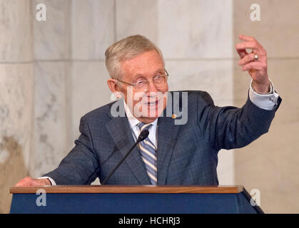 Washington, uns. 8. Dezember 2016. United States Senate Minority Leader Harry Reid (Demokrat von Nevada) macht Bemerkungen bei der Zeremonie an seine offizielle Porträt soll in der Kennedy-Caucus-Raum auf dem Capitol Hill in Washington, DC auf Donnerstag, 8. Dezember 2016 vorgestellt werden. Bildnachweis: Ron Sachs/Consolidated/Dpa - NO-Draht-SERVICE - Foto: Ron Sachs/Consolidated News Fotos/Ron Sachs - CNP/Dpa/Alamy Live News Stockfoto