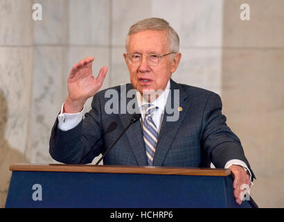 Washington, uns. 8. Dezember 2016. United States Senate Minority Leader Harry Reid (Demokrat von Nevada) macht Bemerkungen bei der Zeremonie an seine offizielle Porträt soll in der Kennedy-Caucus-Raum auf dem Capitol Hill in Washington, DC auf Donnerstag, 8. Dezember 2016 vorgestellt werden. Bildnachweis: Ron Sachs/Consolidated/Dpa - NO-Draht-SERVICE - Foto: Ron Sachs/Consolidated News Fotos/Ron Sachs - CNP/Dpa/Alamy Live News Stockfoto