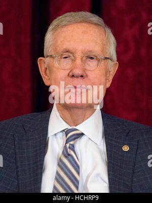 Washington, uns. 8. Dezember 2016. US Senate Minority Leader Harry Reid (Demokrat von Nevada) hört sich seine Kollegen sprechen über ihn bei der Zeremonie an seine offizielle Porträt soll in der Kennedy-Caucus-Raum auf dem Capitol Hill in Washington, DC auf Donnerstag, 8. Dezember 2016 vorgestellt werden. Bildnachweis: Ron Sachs/CNP - NO-Draht-SERVICE - Foto: Ron Sachs/Consolidated News Fotos/Ron Sachs - CNP/Dpa/Alamy Live News Stockfoto