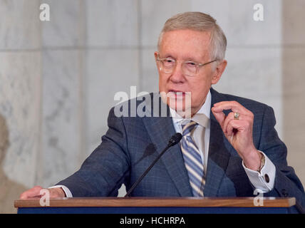 Washington, uns. 8. Dezember 2016. United States Senate Minority Leader Harry Reid (Demokrat von Nevada) macht Bemerkungen bei der Zeremonie an seine offizielle Porträt soll in der Kennedy-Caucus-Raum auf dem Capitol Hill in Washington, DC auf Donnerstag, 8. Dezember 2016 vorgestellt werden. Bildnachweis: Ron Sachs/CNP - NO-Draht-SERVICE - Foto: Ron Sachs/Consolidated News Fotos/Ron Sachs - CNP/Dpa/Alamy Live News Stockfoto