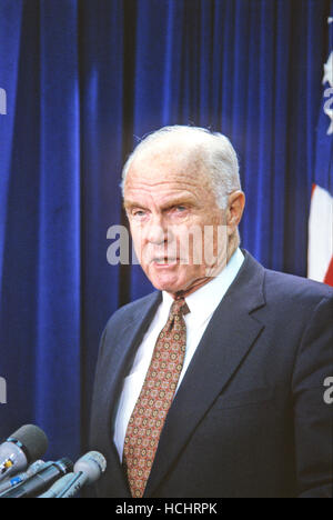 Washington, uns. 8. Dezember 2016. Senator der Vereinigten Staaten John H. Glenn, Jr. (Demokrat of Ohio) macht eine Aussage in der US-Hauptstadt, nach der Ankündigung des Beginns der Operation Desert Storm am 16. Januar, 1991.Credit: Howard L. Sachs/Consolidated/Dpa - NO-Draht-SERVICE - Foto: Howard L. Sachs/Consolidated News Fotos/Howard L. Sachs - CNP/Dpa/Alamy Live News Stockfoto