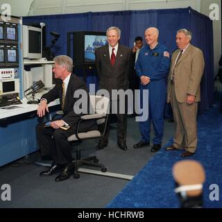 Am Johnson Space Center in Houston sieht US-Präsident Bill Clinton während der Kommunikation lange Strecke mit der STS-90-Crew, die Vorbereitung für einen Start in zwei Tagen am Kennedy Space Center in Florida am 14. April 1998 an einem Monitor. Andere im Bild, im in der Nähe von Hintergrund, sind (v.l.), NASA-Administrator Daniel Goldin, US-Senator John H. Glenn Jr. (Demokrat of Ohio) und JSC Direktor George W.S. Abbey. Clinton behandelt die Bedeutung von der Neurolab Mission und fragte der Kommandant der Besatzung--Astronaut Richard A. Searfoss--die Missionsziele für die Presse-Korps Accomp Profil Stockfoto