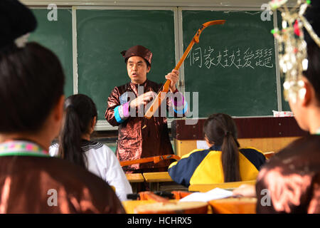 Rongjiang, Chinas Provinz Guizhou. 8. Dezember 2016. Ein Lehrer der Dong ethnische Gruppe lehrt die Fähigkeiten spielen Pipa, ein Volksinstrument in Chejiang Minzu Middle School in Rongjiang County, Südwesten Chinas Provinz Guizhou, 8. Dezember 2016. © Yang Wenbin/Xinhua/Alamy Live-Nachrichten Stockfoto