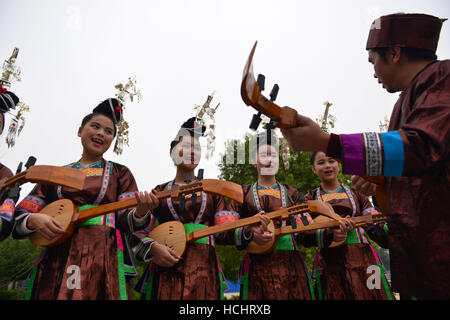 Rongjiang, Chinas Provinz Guizhou. 8. Dezember 2016. Ein Lehrer der Dong ethnische Gruppe lehrt die Fähigkeiten spielen Pipa, ein Volksinstrument in Chejiang Minzu Middle School in Rongjiang County, Südwesten Chinas Provinz Guizhou, 8. Dezember 2016. © Yang Wenbin/Xinhua/Alamy Live-Nachrichten Stockfoto