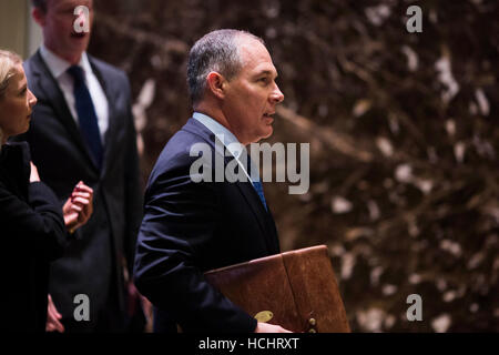 Manhattan, New York, USA. 7. Dezember 2016. Attorney General Scott Pruitt (Republikaner von Oklahoma), center, kommt bei Trump Tower in Manhattan, New York, USA, im Mittwoch, 7. Dezember 2016. Bildnachweis: John Taggart/Pool über CNP - NO-Draht-SERVICE - Foto: John Taggart/Consolidated/Dpa/Alamy Live News Stockfoto