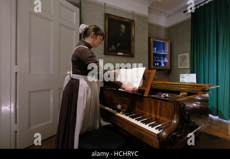 Cheltenham, Gloucestershire, UK. 8. Dezember 2016. Holt Museum wieder geöffnet nach Wiederherstellung nach einem Hochwasser. Die Heimat und Geburtsort des Komponisten Gustav Holst. Das Museum ist ein Denkmal für Holst, einer der angesehensten Komponisten Englands, am besten bekannt für seine Arbeit The Planets. Es ist eine von nur zwei Komponisten Geburtsort Museen des Landes. Das Haus wurde im Jahre 1832 erbaut und ist typisch für die vielen kleineren Regency Reihenhaus Häuser in Cheltenham zu dieser Zeit gebaut. Gustav Holst entstand hier auf 21. September 1874 und lebte hier bis 1882, kurz nach dem Tod seiner Mutter Credit: Gavin Crilly/Alamy Live News Stockfoto