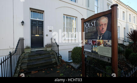 Cheltenham, Gloucestershire, UK. 8. Dezember 2016. Holt Museum wieder geöffnet nach Wiederherstellung nach einem Hochwasser. Die Heimat und Geburtsort des Komponisten Gustav Holst. Das Museum ist ein Denkmal für Holst, einer der angesehensten Komponisten Englands, am besten bekannt für seine Arbeit The Planets. Es ist eine von nur zwei Komponisten Geburtsort Museen des Landes. Das Haus wurde im Jahre 1832 erbaut und ist typisch für die vielen kleineren Regency Reihenhaus Häuser in Cheltenham zu dieser Zeit gebaut. Gustav Holst wurde hier am 21. September 1874 geboren und lebte hier bis 1882, kurz nach dem Tod seiner Mutter. Bildnachweis: Gavin Crilly/Alamy Live neu Stockfoto