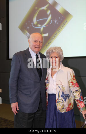 Der ehemalige US-Senator John H. Glenn (Demokrat of Ohio) und seine Frau Annie gesehen an einem Senior Manager-Mittagessen, Freitag, 17. Februar 2012, in der Operations Support Gebäude II am NASA Kennedy Space Center in Cape Canaveral, Florida Freitag Frau Glenn 92. Geburtstag markiert. Credit: NASA mittels CNP - kein Draht-SERVICE - Foto: Nasa/konsolidiert News Fotos/NASA über CNP Stockfoto