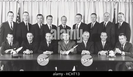 Original 7 Astronauten posieren für ein Gruppenfoto mit der zweiten Gruppe von Astronauten in Washington, DC am 1. März 1963. Vordere Reihe sitzend sind die ursprünglichen 7 Astronauten, von links nach rechts: L. Gordon Cooper, Jr., Virgil I. Grissom, M. Scott Carpenter, Walter M. Schirra, Jr., John H. Glenn, Jr., Alan B. Shepard, Jr., und Donald K. Slayton alle 1959 ausgewählt. Die hintere Reihe stehen die zweite Gruppe von Astronauten, von links nach rechts: Edward H. White, II, James A. McDivitt, John W. Young, Elliott M. Siehe, Jr., Charles Conrad, Jr., Frank Borman, Neil A. Armstrong, Thomas P. Stafford und James A. Lovell, Jr Stockfoto