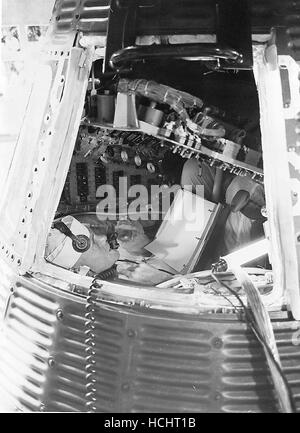 Astronaut John H. Glenn Jr., backup Astronaut für MR-4, prüft das Innere eines Mercury-Raumschiffs auf Pad 5 im Juli 1961. Er prüft Material auf der Checkliste, die er gegen die Konsolen vor ihm hält. Credit: NASA mittels CNP - kein Draht-SERVICE - Foto: Nasa/konsolidiert News Fotos/NASA über CNP Stockfoto