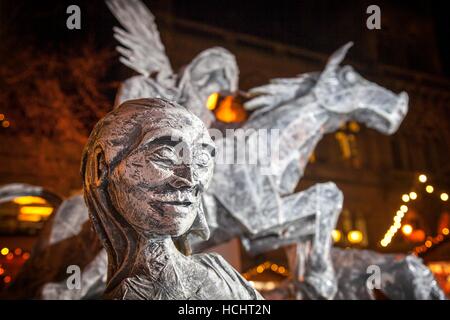 Chester, UK. 8 Dez, 2016. Mid-Winter Watch Parade, Chester, die im 15. Jahrhundert Tradition der "Einrichten der Watch". Karamba Samba ein 'Ghost Band' führte eine Spaß-Parade von Skeletten, Engel und Teufel, wie sie die Wintersonnenwende gefeiert. Dieses Ereignis mit Tänzern, Feuer und Schwert bekämpft, stammt aus dem Jahr 1400, wo die Stadt Führer über die Tasten des Chester die Stadt ansehen. Stockfoto