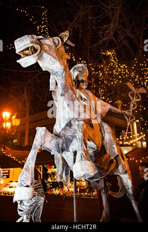 Chester, UK. 8 Dez, 2016. Mid-Winter Watch Parade, Chester, die im 15. Jahrhundert Tradition der "Einrichten der Watch". Karamba Samba ein 'Ghost Band' führte eine Spaß-Parade von Skeletten, Engel und Teufel, wie sie die Wintersonnenwende gefeiert. Dieses Ereignis mit Tänzern, Feuer und Schwert bekämpft, stammt aus dem Jahr 1400, wo die Stadt Führer über die Tasten des Chester die Stadt ansehen. Stockfoto